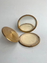 Load image into Gallery viewer, Attractive Vintage Floral Design PROV PAT Compact Mirror
