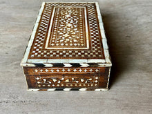 Load image into Gallery viewer, Beautiful Vintage Bone Inlay Decorative Box
