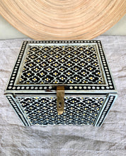 Load image into Gallery viewer, Beautiful Vintage Indian Wooden Jewellery Box
