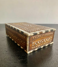 Load image into Gallery viewer, Beautiful Vintage Bone Inlay Decorative Box
