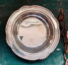 Load image into Gallery viewer, Beautiful Vintage Ogdens Harrogate and London Silver Plated Bowl

